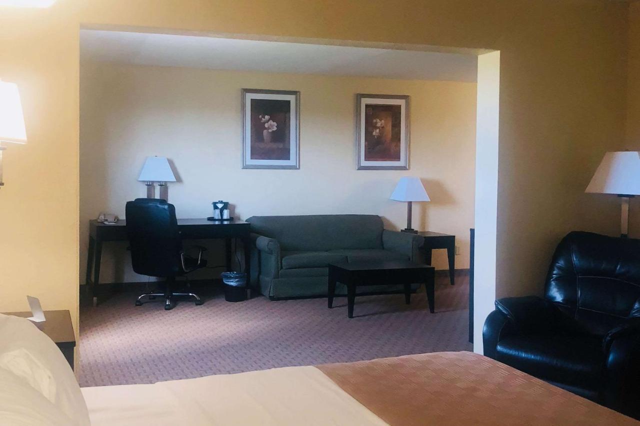 Wingate By Wyndham Wichita Airport Exterior foto