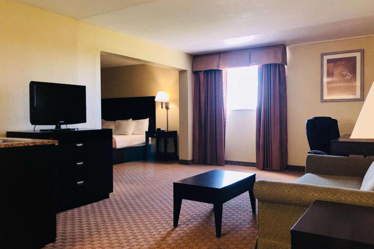 Wingate By Wyndham Wichita Airport Exterior foto