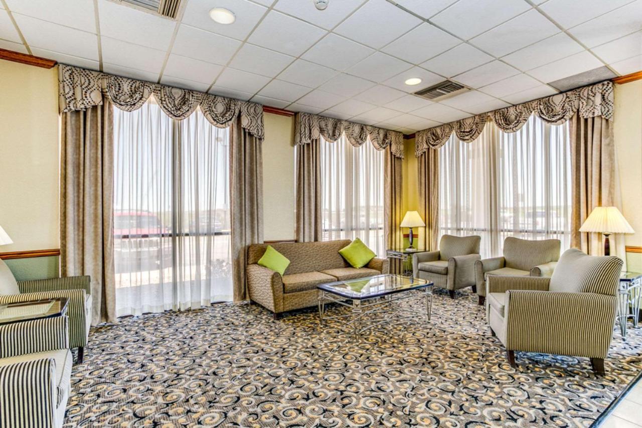 Wingate By Wyndham Wichita Airport Exterior foto